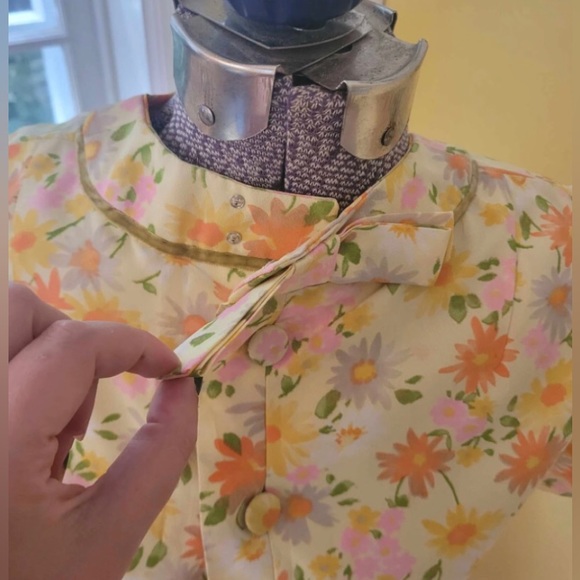 Vintage
1960's House of Fabrics Daisy floral print maxi dress, bow, buttons. US6 - Picture 3 of 7